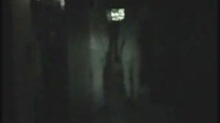 裸体的女人表现出在色情戏院