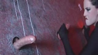 Aliz阴三个巨大的鸡鸡在gloryhole