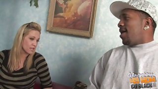 白色的男孩在看妈妈干了黑色的