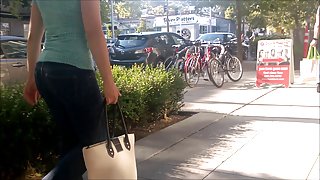 可爱的短摩洛伊斯兰解放阵线与一个紧张的气泡的屁股在紧身牛仔裤