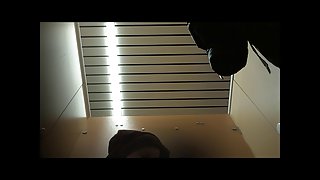 隐藏的更衣室里的青少年女孩16