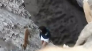 隐藏他妈的在海滩上
