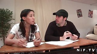 业余的阿拉伯学生的撞到了在学校