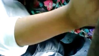 女孩的反应当接触的家伙