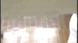 在监视她的