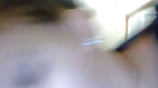 女孩脸埋在家伙的屁股因为她舔他
