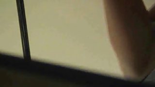 间谍活动的青少年在changingcabin后游泳