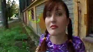 年轻的少女在公共