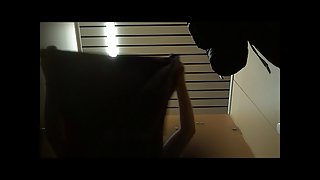 隐藏的更衣室里的青少年女孩16