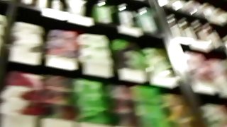 哦，多么美丽和可爱的她是