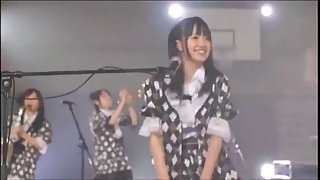 日本所有的女人的孩子带(穿着衣服)