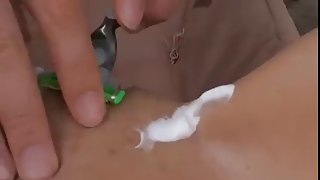 热的红头发剃掉她的阴道和她的混蛋