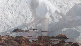肛交海滩上的一家法国夫妇是业余的