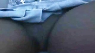 黑人女孩在海滩上闪烁的胸部和女人在车上