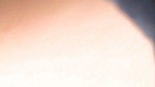 迷你裙的女孩坐在一张椅子上