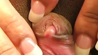 Tanaia激发她可爱的阴部