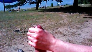 打手枪在海滩上
