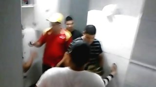 伙计们抓住他妈的一个女孩在酒吧的卫生间钢棒的！
