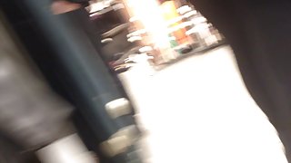 Extremel好的青少年的屁股在黑色紧身裤