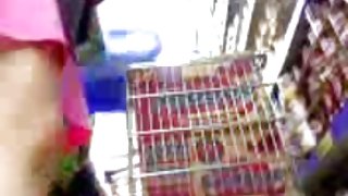 白色短裤的可爱女孩在hypermart ptc、印度尼西亚泗水