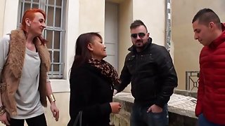 美丽的泰国女孩米娅搞砸在一个三人行