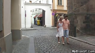 丈夫抓住他的妻子他妈的他的兄弟
