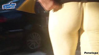 拉丁青少年在紧张黄色的裤子表示的屁股和cameltoe