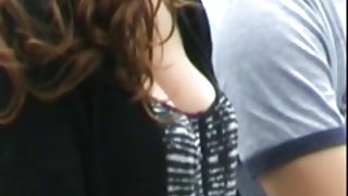 青少年的放荡的公共downblouse,che mette in mostra le forme della giovane attrice梦幻般的奶子,摇晃在结束！