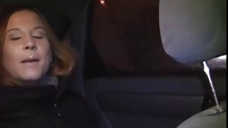性感的红发女郎搞砸在一辆车
