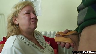 巨大的奶奶的味道他的鸡鸡然后doggystyled