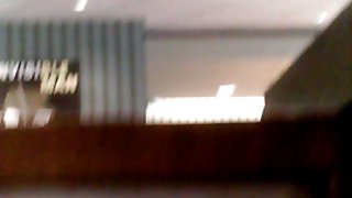 显示没有内裤的超短裙在书店