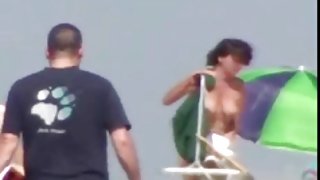 裸体的沙滩排球
