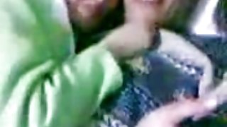 阿拉伯男人吻两个阿拉伯(埃及)女孩躺在床上