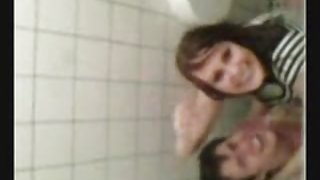 Follando en洗手盆de un吧