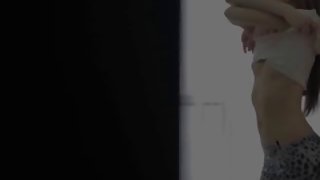 年轻女孩得到一个按摩-他得到一个快乐的结局