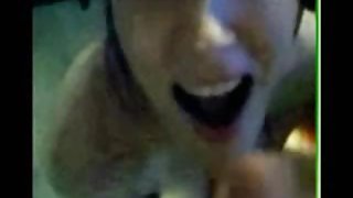 业余的女孩给一个吹箫