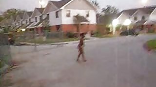 黑色的女人裸体在公众