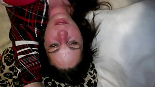 女服务员的生日得到手指