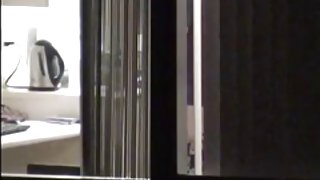 窗口偷窥女孩被钉在前面窗口