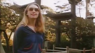 中国佬女孩的性感金发女郎在色情电影的经典