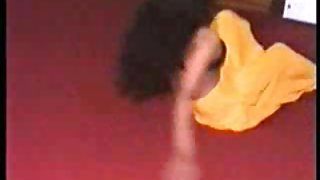 述下为"低俗".mujra在房间