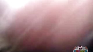 业余情绪女同性恋者吮吸奶在公共