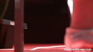 性感宝贝她的假阳具抢夺的性表演