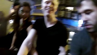 阿尔法的白人男性使得与中国女孩